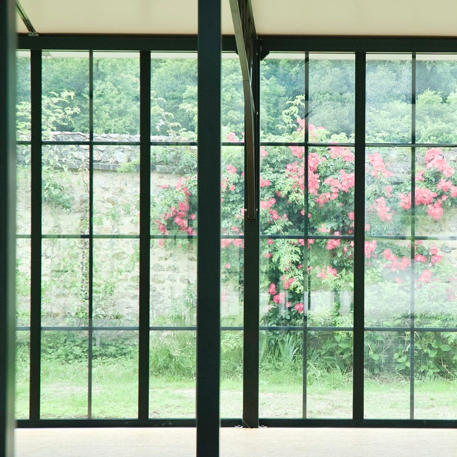 Vue de l'Orangerie du Domaine d'Argeronne sur la roseraie