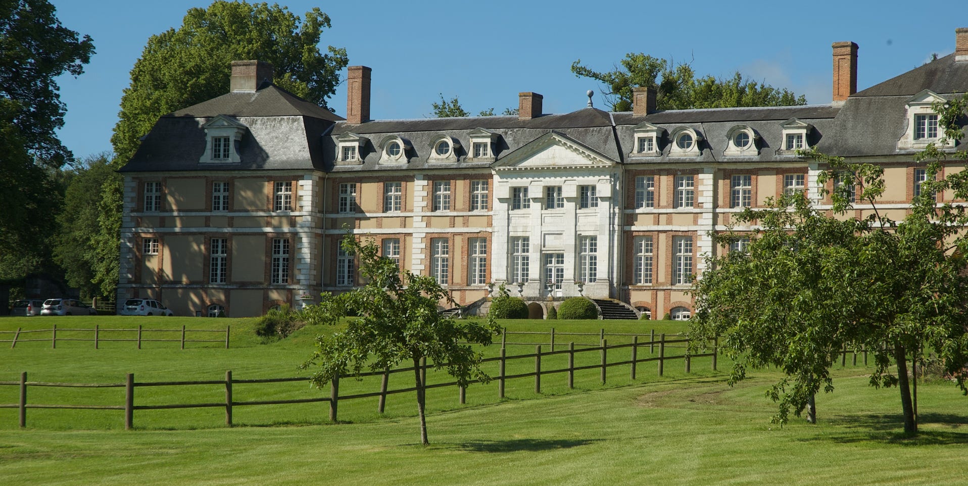 La Façade Est du Château d'Argeronne au soleil du matin