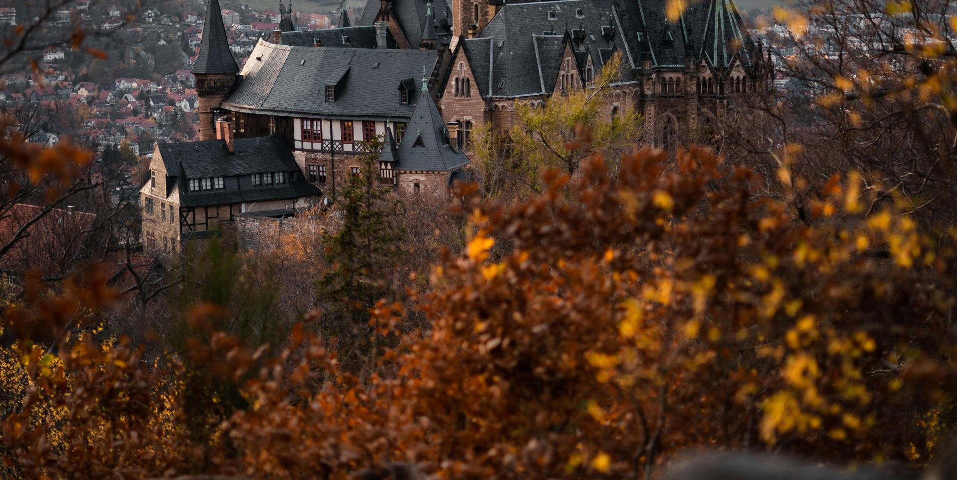 Château Brun Et Noir Sous Ciel Gris