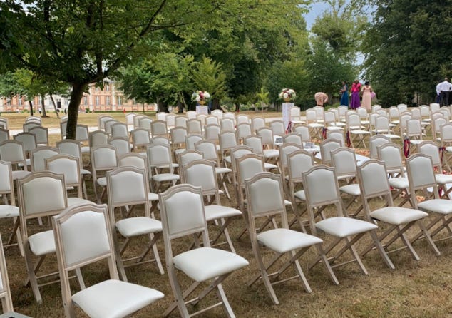 L'organisation de la cérémonie de mariqge sur les pelouses du Parc d'Argeronne